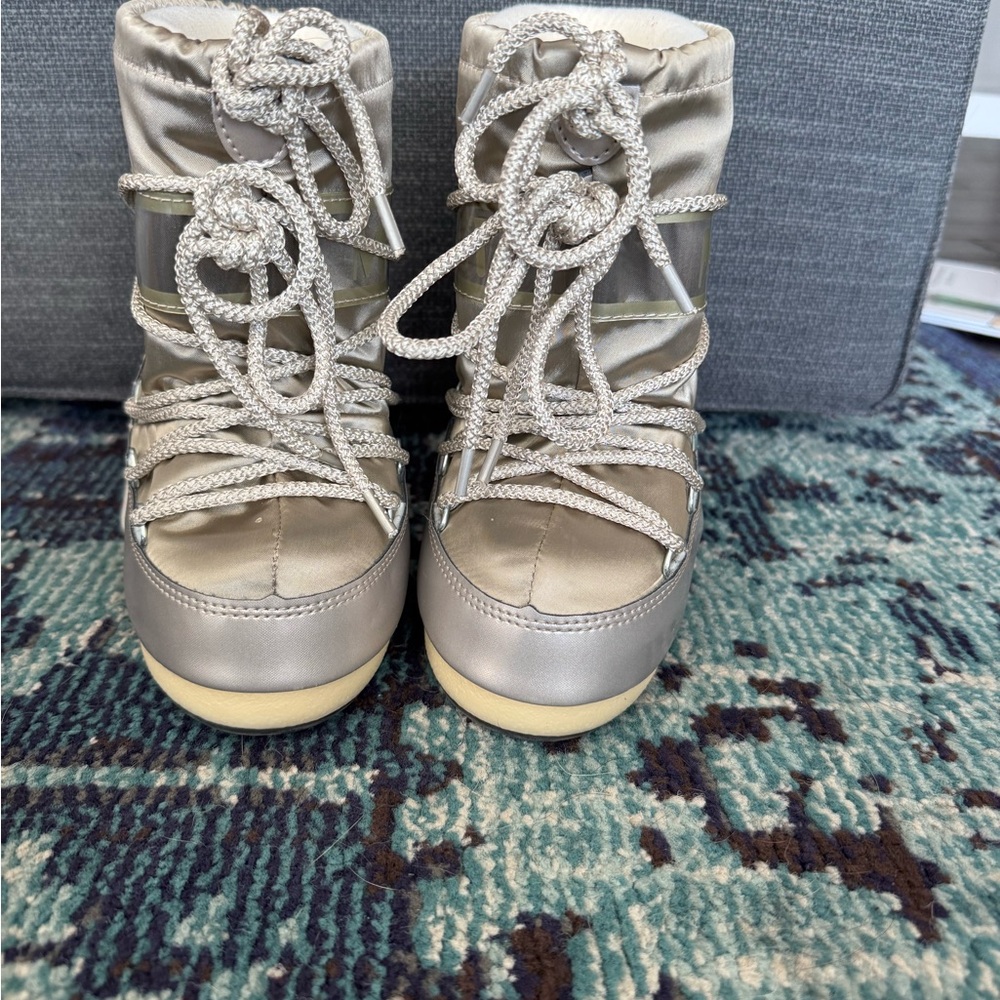 Kids golden moon boots size 7/9 US